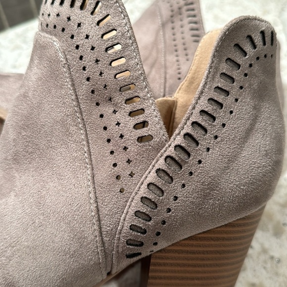 NEW~TAUPE~LASER CUT TRIM~V-CUT SIDES~3 1/2” STACKED HEELS~ CUSHIONED FOOTBED~BR - Picture 13 of 13